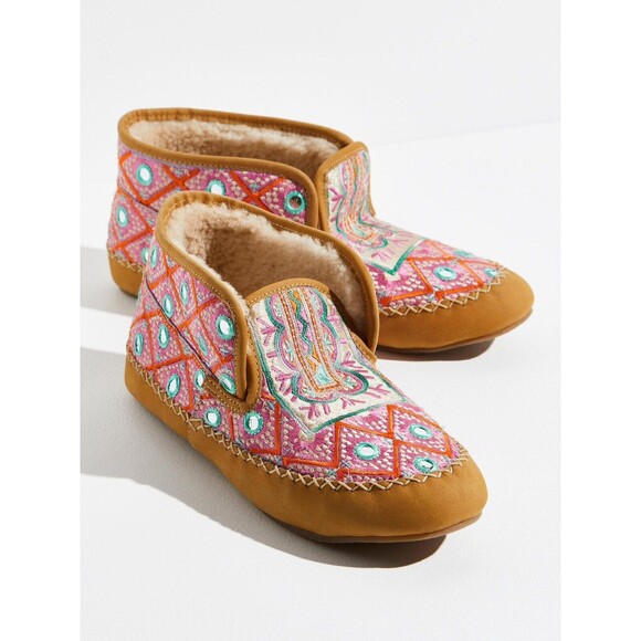 Free People Llani Beaded Moccasin Slippers Shoes Fur Lined Size 38 (7) Used - Picture 1 of 8